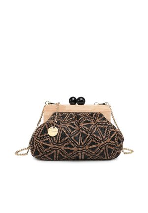 Piccola borsa clutch con tessuto geometrico nero e beige, struttura in legno, chiusura nera, tracolla a catena dorata e ciondolo dorato del marchio.