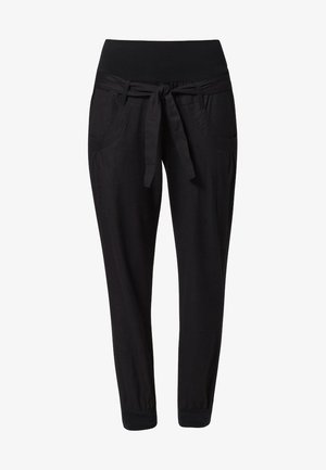 Zwarte hoge taille broek met een stoffen riem die aan de voorkant is vastgebonden, zijzakken en opgerolde enkels.