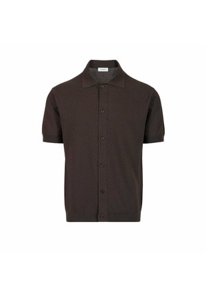Camicia marrone scuro a maniche corte con bottoni, colletto a punta e motivo a diamante sottilmente testurizzato sul tessuto.