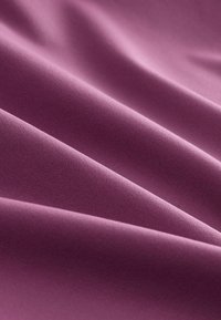 Pehmeast kootud kangast rikkaliku lilla tooniga, siidise tekstuuri ja õrnalt langevate voltidega, millel on peened kortsud ja voldid.