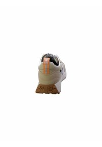 Scarpa da ginnastica beige con suola bianca, dotata di un retro testurizzato, dettagli in arancione e un logo stampato vicino al tallone.