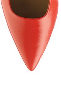 Czerwony, błyszczący but na wysokim obcasie z ostro zakończonym noskiem i otwartym przodem, charakteryzujący się gładką, refleksyjną fakturą.