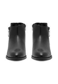 Czarne skórzane botki za kostkę o gładkiej fakturze, z zamkami po bokach i okrągłym noskiem, osadzone na niskiej, płaskiej podeszwie.