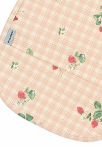 Set de table à carreaux roses avec motifs de fraises et de fleurs. Bords arrondis, étiquette en tissu visible dans un coin. Surface texturée.