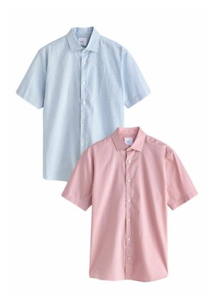 Jasnoniebieskie koszule w paski i jednolite różowe koszule z krótkim rękawem, z guzikami i kołnierzykiem, pokazane na białym tle.