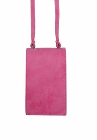 Malá obdélníková crossbody taška z růžového semiše s dlouhým popruhem a klopovým uzavřením na bílém pozadí.