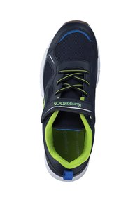 Marineblaue Sportschuhe aus Netzgewebe mit limegrünen Akzenten und verstellbarem Riemen. Mit gepolsterter Sohle und geformtem Absatz.