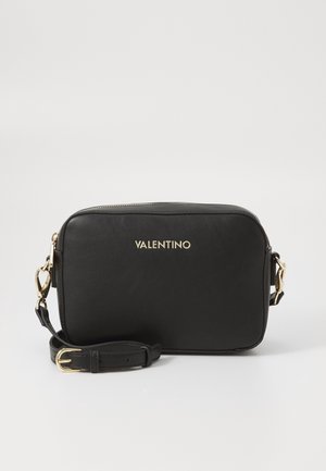 Sac bandoulière rectangulaire en cuir noir avec ferrures dorées et logo Valentino sur le devant, présenté sur un fond blanc uni.