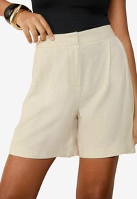 REGULAR FIT - TAILORED ELASTIC BACK - Shorts - neutral