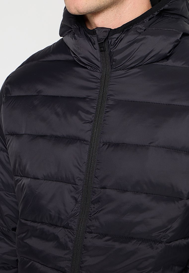 Czarna kurtka puchowa z pikowanym wzorem, z pełnym zapięciem na zamek i kapturem. Materiał ma gładką, połyskliwą teksturę.