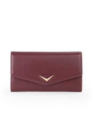 Portafoglio in pelle bordeaux con un accento triangolare dorato, caratterizzato da una chiusura a pattina e bordi cuciti, che offre una texture liscia e un design elegante.