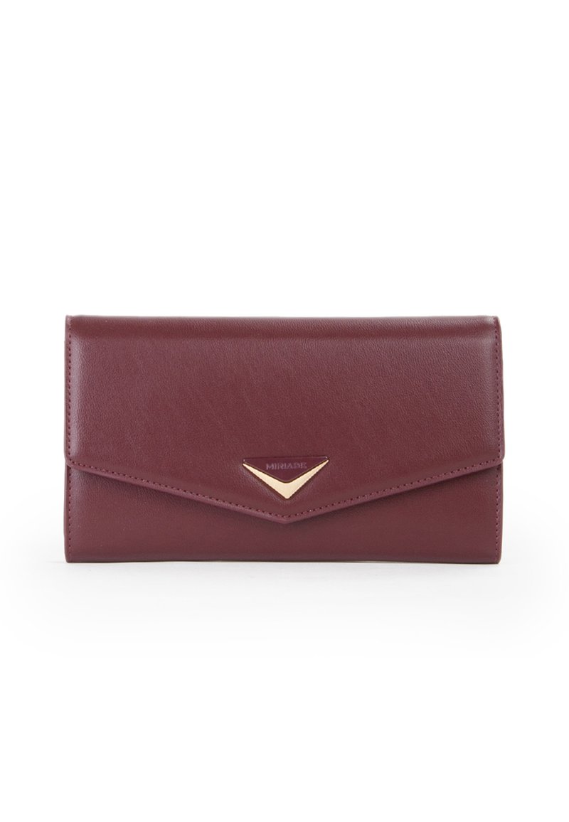 Burgundowa skórzana portmonetka z trójkątnym złotym akcentem, z klapką i haftowanymi brzegami, oferująca gładką teksturę i elegancki design.