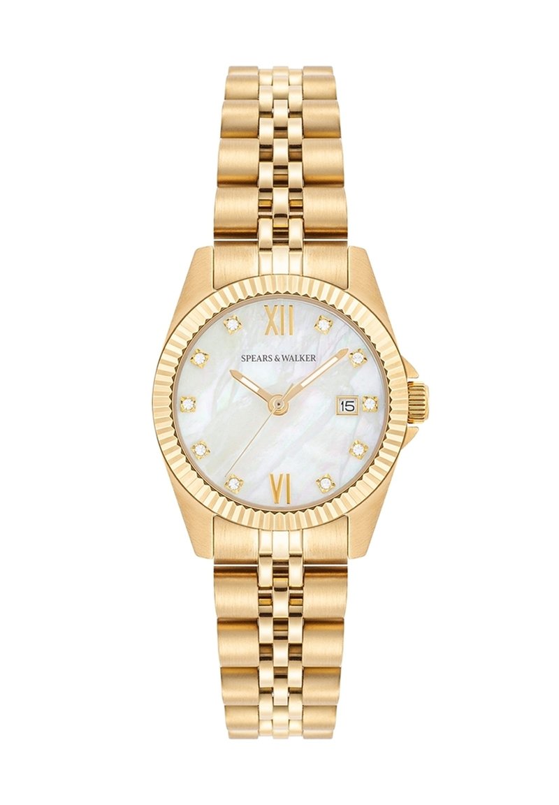 Reloj tono dorado con caja redonda, esfera de nácar blanco, marcadores de hora dorados y pulsera de eslabones texturizados. Ventana de fecha a las 3 en punto.