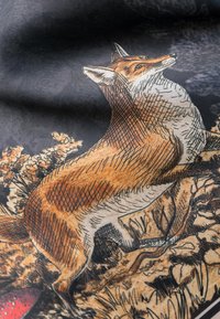 Illustratsioon rebast soojades pruunides toonides tumedal taustal, ümbritsetud tekstuursete lehtede ja detailsete mustritega, elavate värvidega.