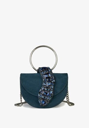 Handtas van teal suède met een zilverkleurige ronde handgreep, voorzien van een decoratieve riem met blauwe edelstenen en een gestructureerde afwerking. Inclusief kettingriem.