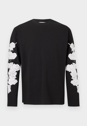 Μαύρο μακρυμάνικο πουκάμισο με λευκές εικονογραφήσεις αμπελιού που διατρέχουν και τα δύο μανίκια από τον ώμο μέχρι τον καρπό.