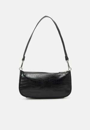 Sac à épaule en cuir noir avec texture crocodile et fermeture éclair argentée sur fond blanc.