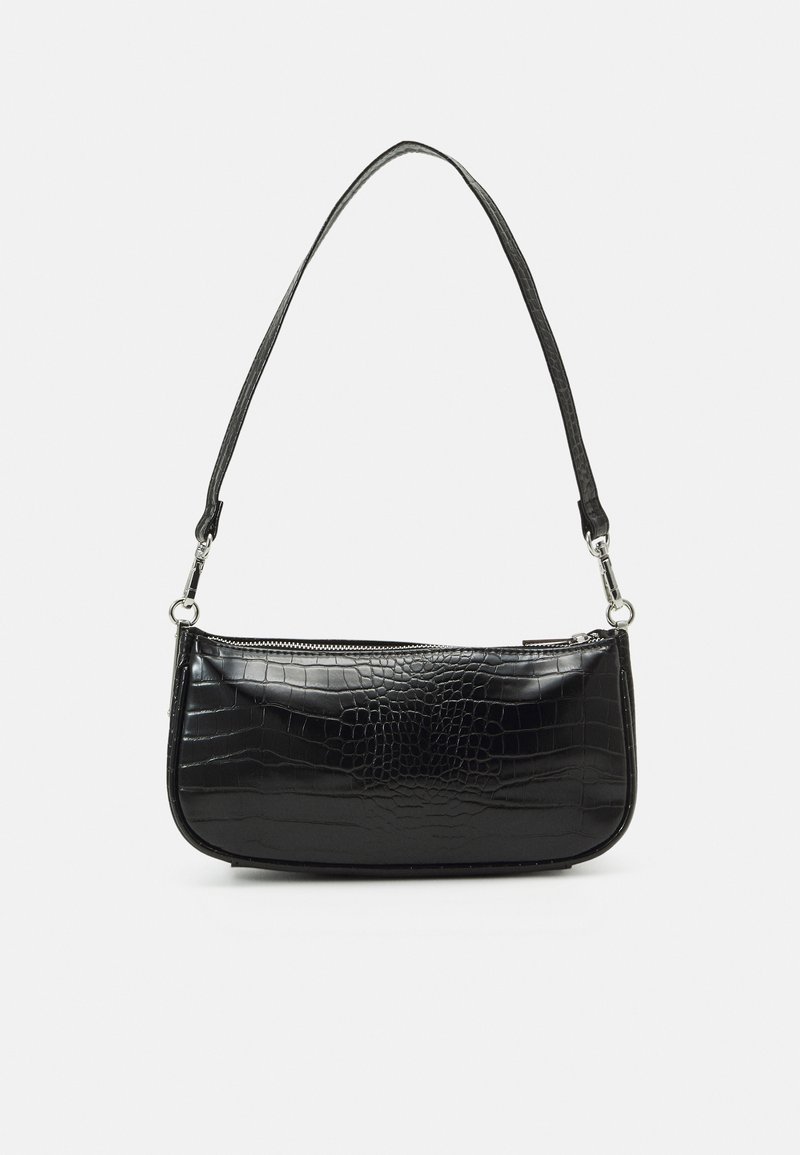 Sac à épaule en cuir noir avec texture crocodile et fermeture éclair argentée sur fond blanc.