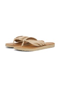 Värikäs flip-flop-sandaalit, joissa on solmittu kangaspinta ja litteä kumipohja, jossa on teksturoitu pinta pidon lisäämiseksi. Mukana metallinen yksityiskohta.