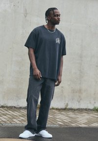 Legacies LEGACIES DROP TEE - Trükipildiga T-särk - vintage black