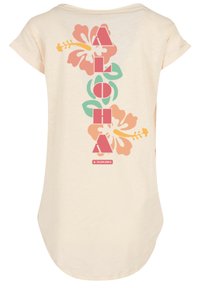 Helles beiges T-Shirt mit kurzen Ärmeln, das ein farbenfrohes Grafikdesign mit "ALOHA" in pinken Buchstaben und Hibiskusblütenmotiven zeigt.