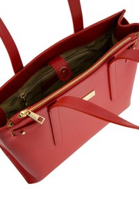 Rote Kunstleder-Shopper-Tasche mit zwei Griffen, Reißverschluss und goldfarbenen Hardware-Akzenten. Das Innere ist mit einem gemusterten Futter versehen.
