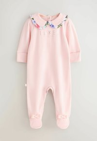 Rožinė kūdikių kombinezonas su ilgomis rankovėmis, gėlių apykakle, lankelių akcentais prie kojų ir užrašu "BAKER" ant priekio. Minkšta medžiagos tekstūra.