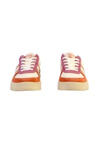 Sneaker con una toma in pelle bianca, accenti in suede arancione e lacci in tessuto rosa; dotate di una suola in gomma testurizzata e design a righe.