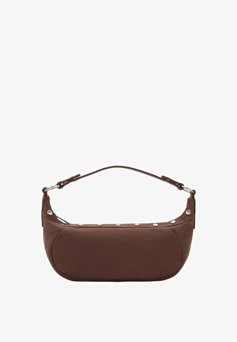 Sac en tissu brun avec une forme courbée, un fond plat, une courte bandoulière et des clous argentés le long du haut. Texture lisse avec un minimum de détails.