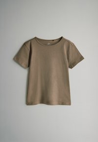Brązowy t-shirt z krótkim rękawem wykonany z miękkiego materiału. Posiada okrągły dekolt oraz prosty wzór z minimalnymi detalami szwów.