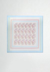 Foulard quadrato con una palette di colori pastello, caratterizzato da motivi geometrici e forme multiple sovrapposte, con bordi stretti a righe.