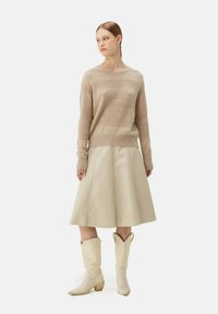 GOBI Cashmere MIT R-AUSSCHNITT UND GEMISCHTEM MUSTER - Pullover - beige