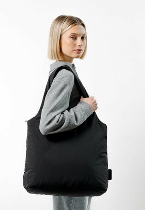 Borsa a tracolla imbottita nera realizzata in tessuto morbido, caratterizzata da una forma grande e rettangolare con manici larghi per un facile trasporto.