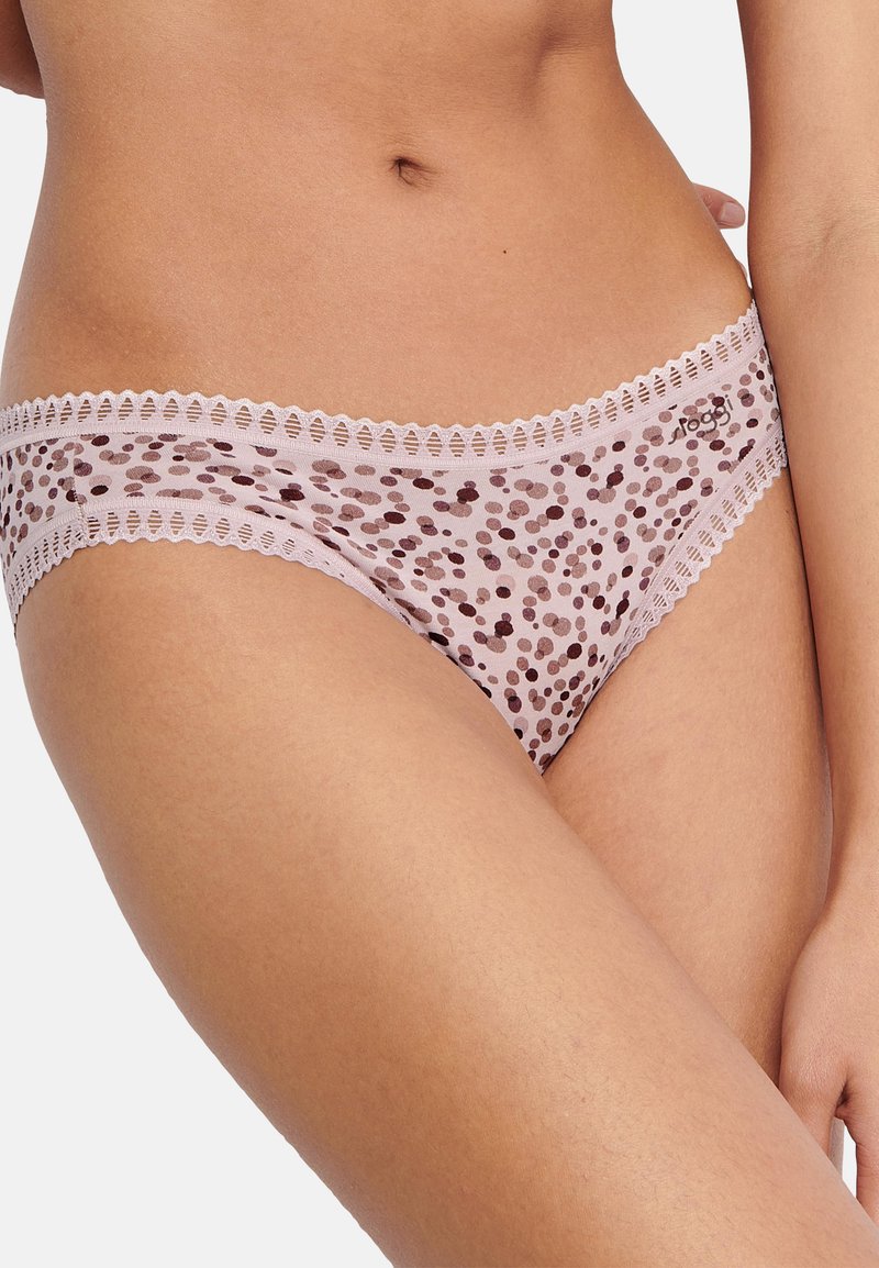 Lingerie di un rosa chiaro con pois marroni, caratterizzato da un delicato bordo in pizzo e da un tessuto liscio e elastico per il massimo comfort.