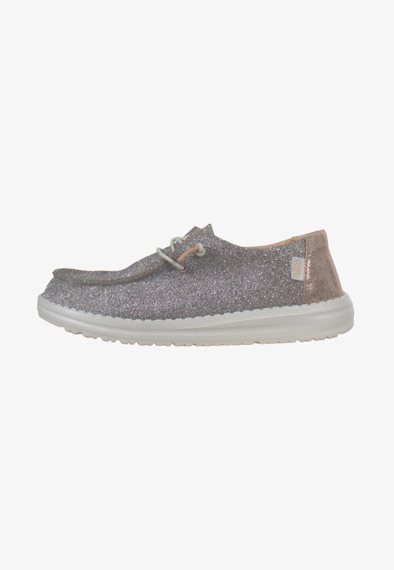Glittery zilveren canvas schoen met een ronde neus, een witte rubberen zool en een roségouden accent op de hiel. Voorzien van lichtgekleurde veters.