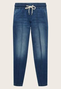 Pantalon de jogging en denim bleu avec taille élastique et cordon blanc, poches frontales et surpiqûres le long des jambes.