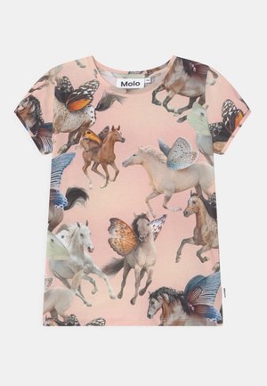 Chemise rose à manches courtes pour enfant avec des chevaux imprimés ayant des ailes de papillon colorées sur un fond uni.