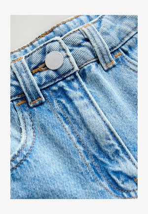 Svijetloplavi traper tkanina s ispucalom teksturom, s metalnim gumbom, narančastim šavovima i visokim strukom.