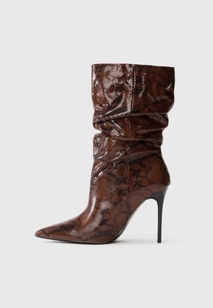 Højhælede støvletter - brown/black