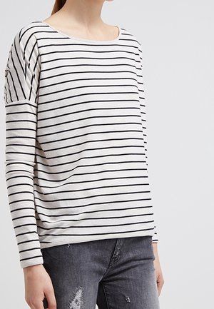 Stribet langærmet top i let stoffet, med sort og hvid vandret striber, bred halsudskæring og afslappet pasform.
