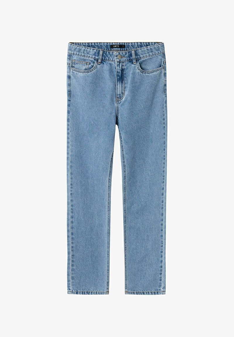 Jeans de denim azul claro con un diseño de pierna recta, cinco bolsillos y cierre de botón. La tela muestra una sutil textura desgastada.