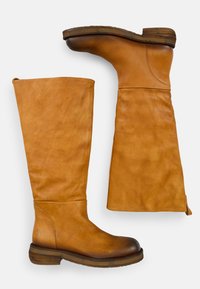 Botas de rodilla de cuero marrón claro con una textura suave, puntera redondeada y tacón apilado. Detalle de costura sutil y una lengüeta en el lateral.