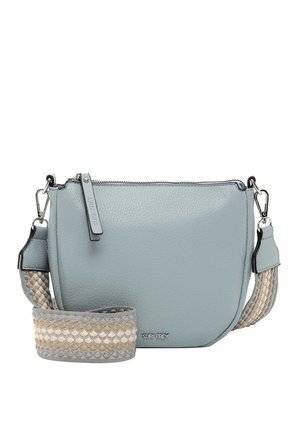 Světlomodrá texturovaná syntetická kabelka přes rameno se zipovým uzávěrem, opatřená tkaným popruhem v šedé a béžové barvě a logem.