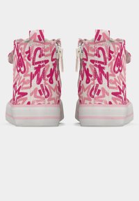Ζευγάρι ροζ παιδικά αθλητικά παπούτσια με υψηλή σόλα λευκού χρώματος, διακοσμημένα με μοτίβα καρδιάς και αστεριού, με φερμουάρ στο πίσω μέρος, εμφανιζόμενα από πίσω.