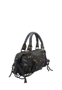 Sac à main en cuir noir avec des poignées tressées, quincaillerie dorée, plusieurs compartiments zippés et des accents frangés sur les côtés.