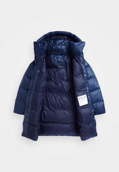 Tumesinine Polo Ralph Lauren sulejakk avatud, näidates tikitud sisemust, kapuutsi, lukku, nuppude klambreid ja brändi silte sees.