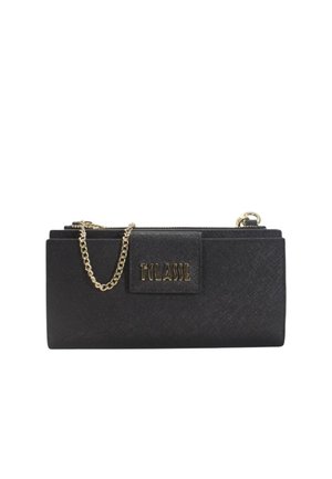 Pochette nera con texture, tracolla a catena dorata e targhetta con logo "1CLASSE" in oro sulla patta frontale.