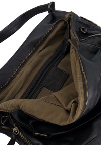 Schwarze Lederhandtasche mit einem geräumigen braunen Stoffinnenraum, goldfarbener Reißverschluss und einer kleinen Reißverschlusstasche. Verfügt über robuste Griffe und ein Logoschild.