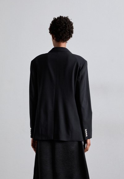 Zwarte blazer met een klassiek ontwerp, gestructureerde schouders en zilveren knoopaccenten op de mouwen. Glad stof, rechte snit.