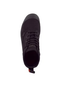 Bottines noires à la cheville avec un dessus texturé, un capuchon en caoutchouc à l'avant, un laçage à six oeillets et une bande de traction avec un accent orange sur le talon.